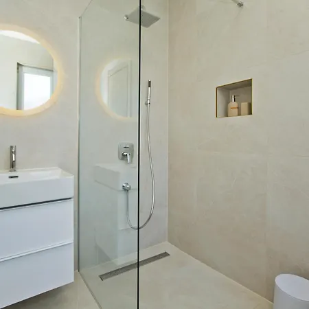 Albergue Luka's & Hvar Town