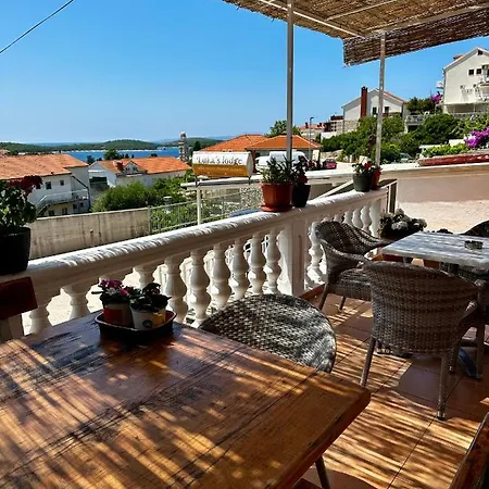 Luka's & Hostel Χβαρ