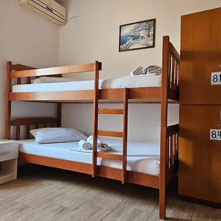 Luka's & Hostel Χβαρ